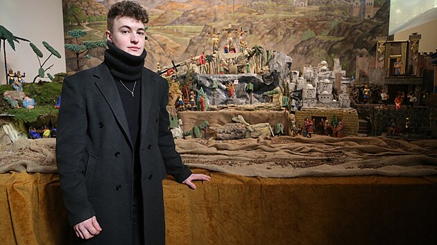 Vojtěch Blažek (na snímku) s kolegou Markem Skřivánkem v minulých týdnech betlém opravil a postavil.