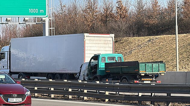 Na třetím kilometru pražského okruhu ve směru na D6 do sebe nabouralo několik nákladních vozů. (6.3.2025)