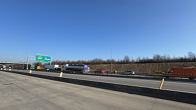 Na třetím kilometru pražského okruhu ve směru na D6 do sebe nabouralo několik nákladních vozů. (6.3.2025)