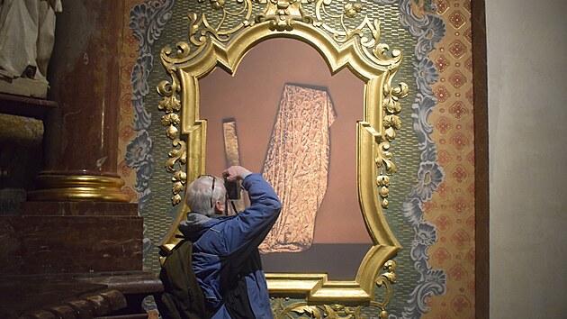 Na Popeleční středu představitelé kostela svatého Salvadora v Praze uvedli výstavu fotografa Ivana Pinkavy „Noční práce“. (5.března 2025)