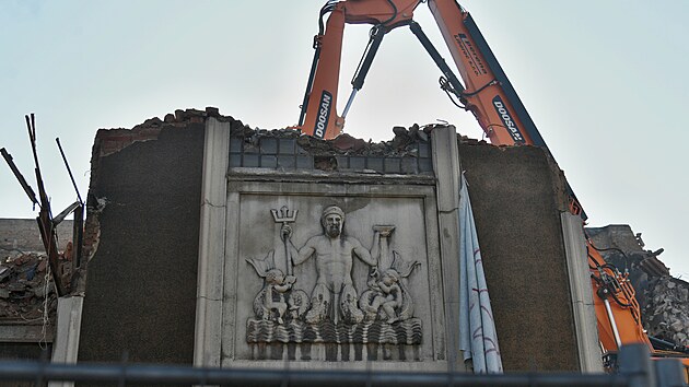 Reliéf s Neptunem na demolované budově Vrbenského lázní v Ústí nad Labem (6. března 2025)