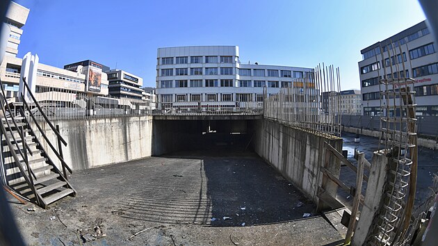 Staveniště na Mírovém náměstí v Ústí nad Labem, kterému se tady neřekne jinak než díra. Město ho koupilo před dvěma lety za 73 milionů s cílem, že tu dostaví polyfunkční dům. Zatím se ale nic neděje. (březen 2025)