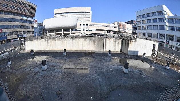 Staveniště na Mírovém náměstí v Ústí nad Labem, kterému se tady neřekne jinak než díra. Město ho koupilo před dvěma lety za 73 milionů s cílem, že tu dostaví polyfunkční dům. Zatím se ale nic neděje. (březen 2025)