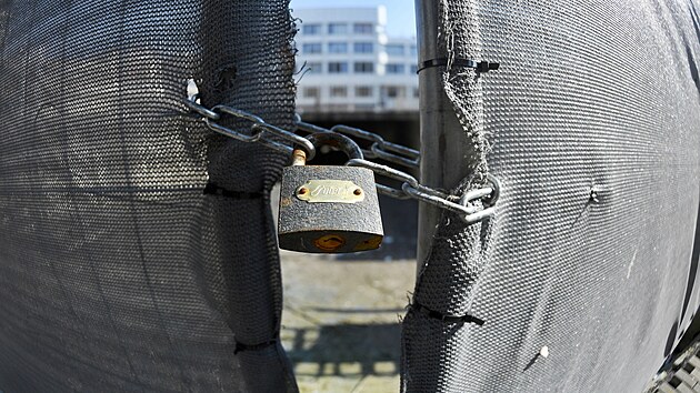 Staveniště na Mírovém náměstí v Ústí nad Labem, kterému se tady neřekne jinak než díra. Město ho koupilo před dvěma lety za 73 milionů s cílem, že tu dostaví polyfunkční dům. Zatím se ale nic neděje. (březen 2025)