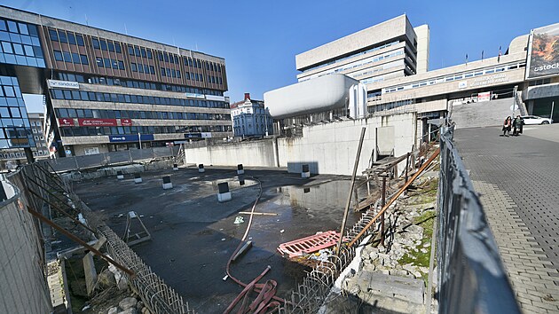 Staveniště na Mírovém náměstí v Ústí nad Labem, kterému se tady neřekne jinak než díra. Město ho koupilo před dvěma lety za 73 milionů s cílem, že tu dostaví polyfunkční dům. Zatím se ale nic neděje. (březen 2025)