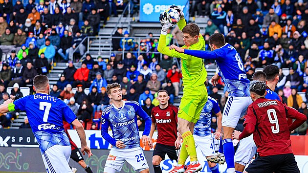 Sparťanský brankář Peter Vindahl stahuje míč ze vzduchu v zápase proti Olomouci. Sparťanský brankář Peter Vindahl stahuje míč ze vzduchu v zápase proti Olomouci.
