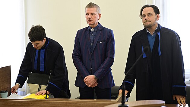 Ředitel nakladatelství Naše vojsko Emerich Drtina (uprostřed) u Obvodního soudu pro Prahu 5, který vynesl rozsudek za prodej hrnků, triček či obrazů s nacistickou tematikou. (7. března 2023)