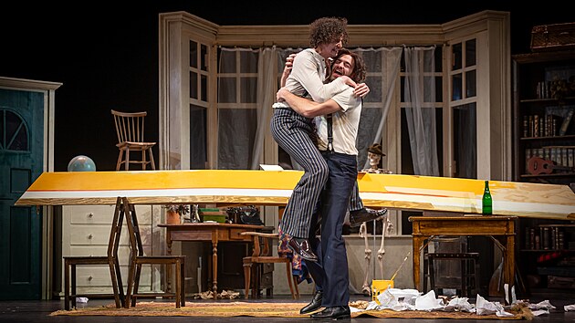 Rozpustilá komedie pojednává o dvou oxfordských studentech, Charleyovi a Jackovi, kteří se chystají pozvat dívky svého srdce na milostnou schůzku a požádat je o ruku.