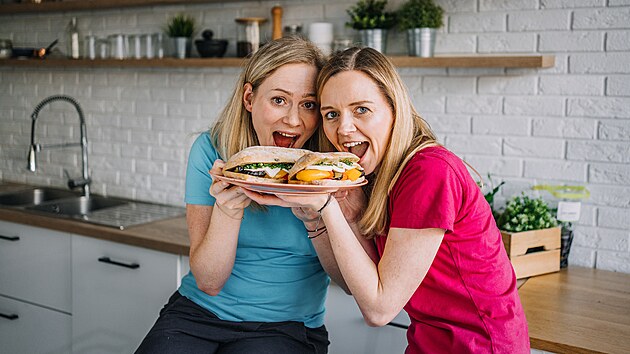 Pavlína Mähringová (v modrém) a Veronika Břicháčková jsou autorkami čtyř velice... Pavlína Mähringová (v modrém) a Veronika Břicháčková jsou autorkami čtyř velice...