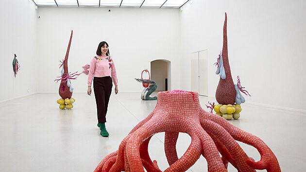 Maďarská autorka Zsófia Keresztes (na snímku) se inspirovala přírodními motivy, ale také mateřstvím, ženstvím a rodinou. Všechny sochy na výstavě jsou vytvořeny z mozaiky a textilie. (27. února 2025)