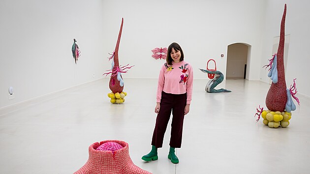 Maďarská autorka Zsófia Keresztes (na snímku) se inspirovala přírodními motivy, ale také mateřstvím, ženstvím a rodinou. Všechny sochy na výstavě jsou vytvořeny z mozaiky a textilie. (27. února 2025)