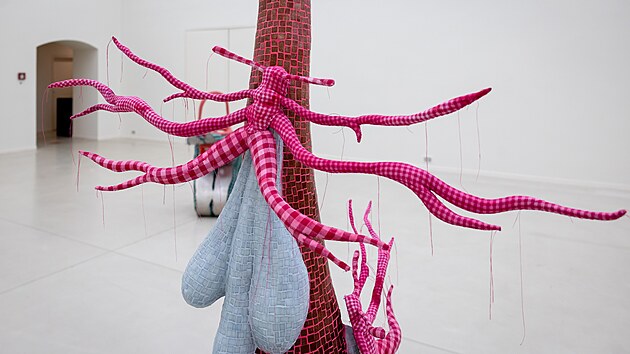 Všechny sochy na výstavě jsou vytvořeny z mozaiky a textilie. (27. února 2025)