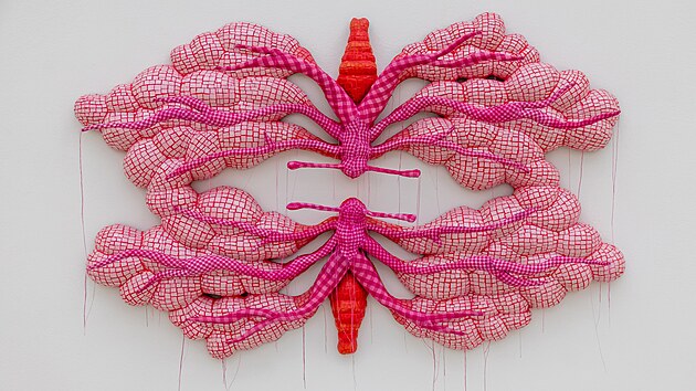 Všechny sochy na výstavě jsou vytvořeny z mozaiky a textilie. (27. února 2025)