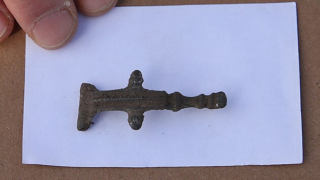 Skutečným unikátem archeologického naleziště v Opavě - Kateřinkách je zbytek spony ze západní části římské říše. Běžná tehdy byla pro Galii či Porýní, na našem území jde o raritu. (3. března 2025)