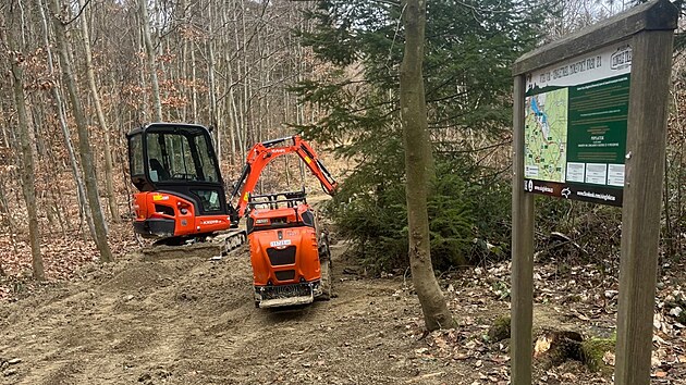 Provozovatel&eacute; cyklistick&yacute;ch singletrailů u Jedovnic na Blanensku prov&aacute;děli přes zimu &uacute;pravu tras zničen&yacute;ch loňsk&yacute;mi ničiv&yacute;mi bouřkami. Na zač&aacute;tku sezony 2025 by měl b&yacute;t cel&yacute; are&aacute;l nachyst&aacute;n.