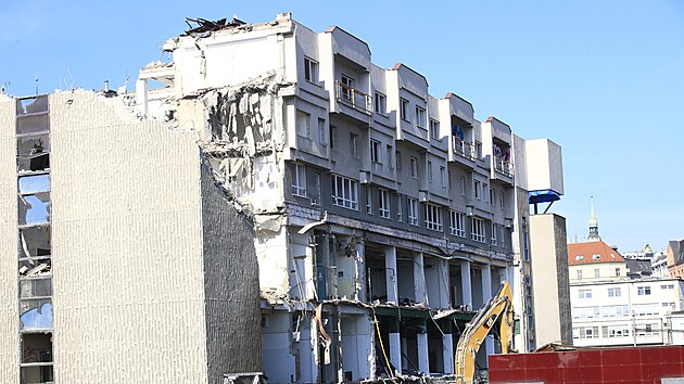 Do nejvyšších pater brutalistní budovy starého Teska u hlavního nádraží v Brně se zakousávají bourací stroje. Poté se vrhnou také do terasy. (3. března 2025)