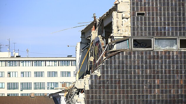 Do nejvyšších pater brutalistní budovy starého Teska u hlavního nádraží v Brně se zakousávají bourací stroje. Poté se vrhnou také do terasy. (3. března 2025)