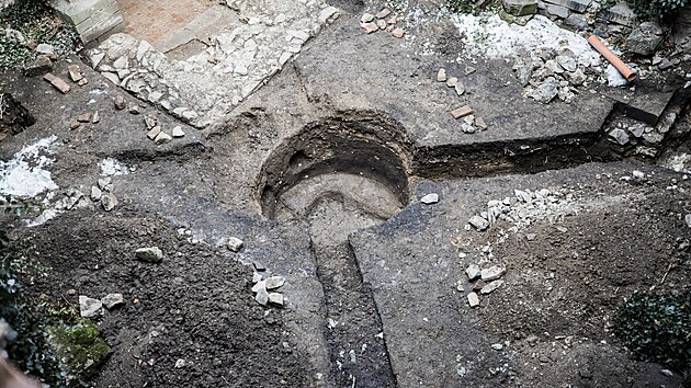 Archeologové při průzkumu kláštera Rosa Coeli v Dolních Kounicích na Brněnsku nalezli historické artefakty.