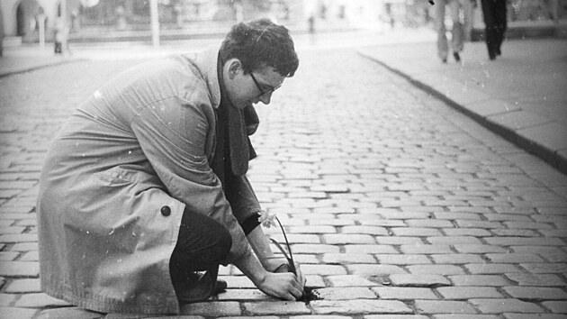 Vladimír Havlík při slavné performanci Pokusná květina, kterou uskutečnil v roce 1981 v Olomouci.