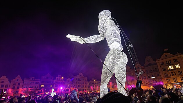 Plzeňské náměstí zaplnili diváci, které přilákala multimediální show s videomappingem a obřími světelnými loutkami zvanými Dundu. (8. března 2025)