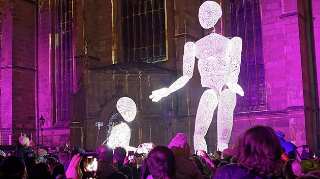 Plzeňské náměstí zaplnili diváci, které přilákala multimediální show s videomappingem a obřími světelnými loutkami zvanými Dundu. (8. března 2025)