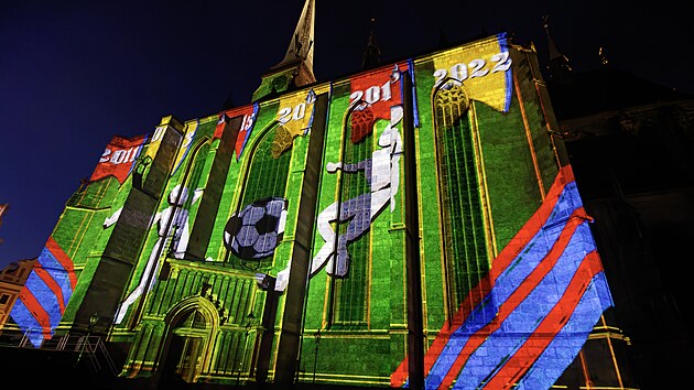 Plzeňské náměstí zaplnili diváci, které přilákala multimediální show s videomappingem a obřími světelnými loutkami zvanými Dundu. (8. března 2025)