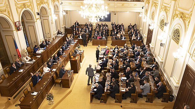 Poslanci přehlasovali veto prezidenta a schválili zvýšení platů vrcholných politiků. (4. března 2025)