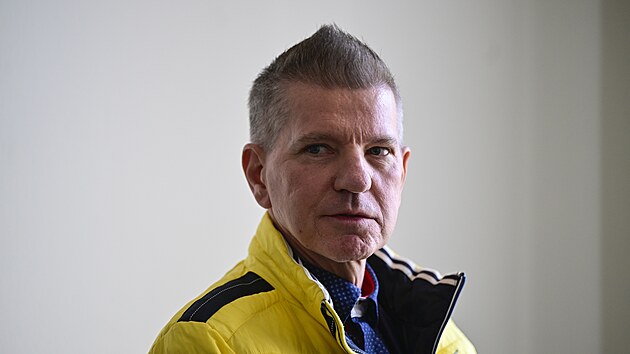 Ředitel nakladatelství Naše vojsko Emerich Drtina u Obvodního soudu pro Prahu 5, který vynesl rozsudek za prodej hrnků, triček či obrazů s nacistickou tematikou. (7. března 2025)