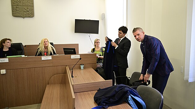 Ředitel nakladatelství Naše vojsko Emerich Drtina u Obvodního soudu pro Prahu 5, který vynesl rozsudek za prodej hrnků, triček či obrazů s nacistickou tematikou. (7. března 2025)