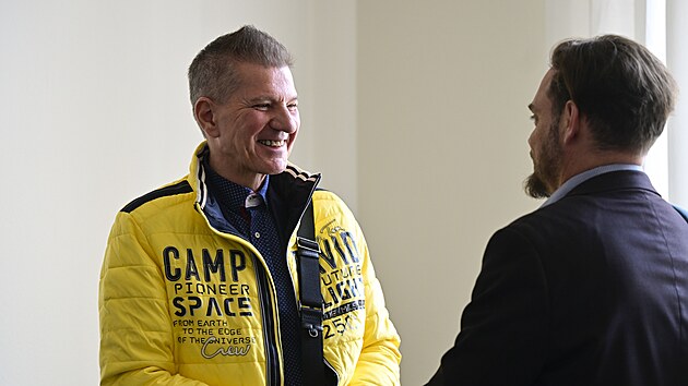 Ředitel nakladatelství Naše vojsko Emerich Drtina u Obvodního soudu pro Prahu 5, který vynesl rozsudek za prodej hrnků, triček či obrazů s nacistickou tematikou. (7. března 2025)