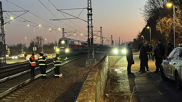 Pražští policisté, hasiči a záchranka zasahují v ulici Strakonická, kde několik mladíků vylezlo na sloup traťového vedení a jednoho z nich zasáhl elektrický proud. (5. března 2025)