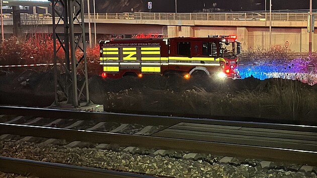 Pražští policisté, hasiči a záchranka zasahují v ulici Strakonická, kde několik mladíků vylezlo na sloup traťového vedení a jednoho z nich zasáhl elektrický proud. (5. března 2025)