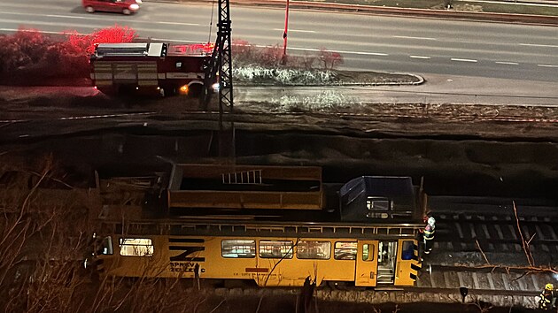 Pražští policisté, hasiči a záchranka zasahují v ulici Strakonická, kde několik mladíků vylezlo na sloup traťového vedení a jednoho z nich zasáhl elektrický proud. (5. března 2025)
