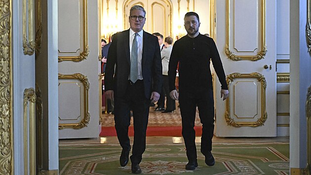 Ukrajinský prezident Volodymyr Zelenskyj a britský premiér Keir Starmer na summitu v Londýně. (2. března 2025)