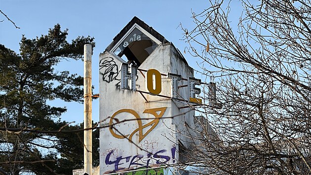 Opuštěný hotel Vaníček zachvátil požár. (4. března 2025)