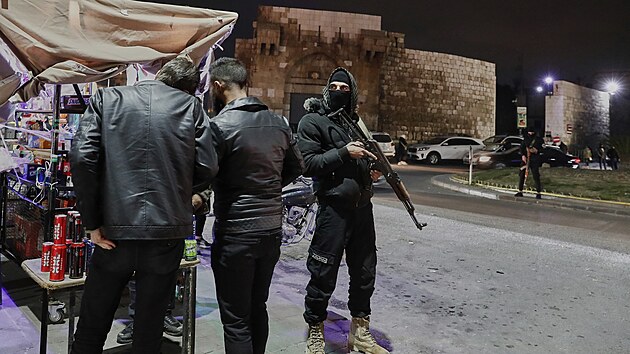 Syrské vládní milice se v Latákíji dostaly do střetu s místními ozbrojenci věrnými sesazenému vládci Bašáru Asadovi. Zemřelo 70 lidí. (7. března 2025)