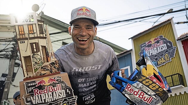 Tomáš Slavík už počtvrté vyhrál ikonický městský sjezd Red Bull Valparaíso... Tomáš Slavík už počtvrté vyhrál ikonický městský sjezd Red Bull Valparaíso...