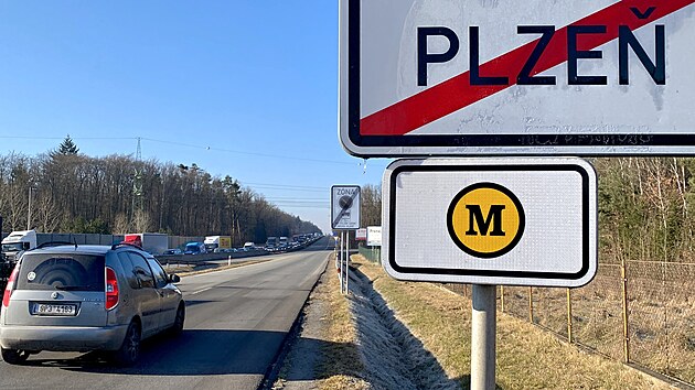 Dlouhá kolona aut se vytvořila ve směru od Líní do Plzně. (3. března 2025)