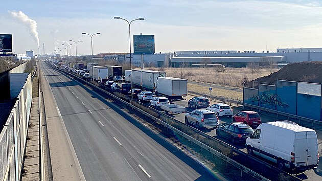 Přestavba kruhového objezdu u Makra na Borských polích v Plzni způsobila v pondělí ráno dopravní kolaps. Stavbaři uzavřeli odbočení z kruháče do Folmavské ulice, která tvoří hlavní průtah Borskými poli. Není možné odbočit ani do Regensburgské ulice, tedy na západní silniční okruh. (3. března 2025)