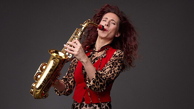 Saxofonistka Kateřina Janečková. V roce 2022 odešla z práce v IT a dala se na... Saxofonistka Kateřina Janečková. V roce 2022 odešla z práce v IT a dala se na...