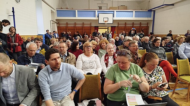 Více zeleně nestačí. Správa železnic představila v zaplněné libocké sokolovně úpravy projektu moderní trati.