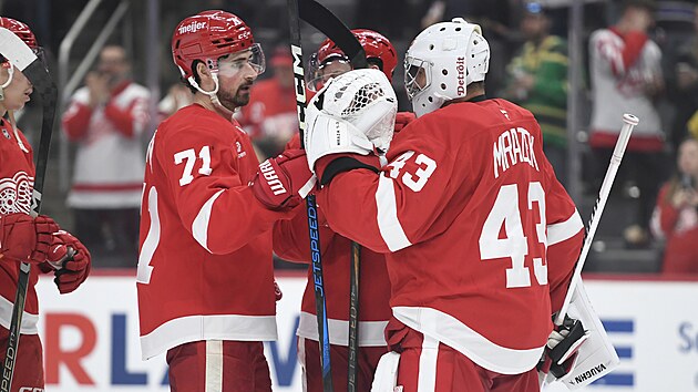 Dylan Larkin z Detroitu gratuluje Petru Mrázkovi k čistému kontu v utkání s Vegas.