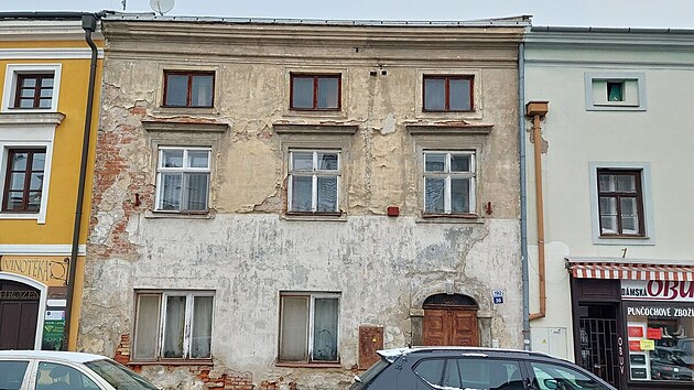 Kroměříž chce uvalit vyšší daň na budovy, které hyzdí město. Patří mezi ně i zanedbaná budova na Riegrově náměstí. (březen 2025)