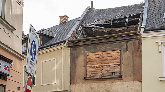 Kroměříž chce uvalit vyšší daň na budovy, které hyzdí město. Patří mezi ně i zanedbaná budova na horním okraji Riegrova náměstí. (březen 2025)