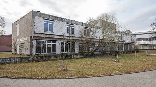 Kroměříž chce uvalit vyšší daň na budovy, které hyzdí město. Patří mezi ně i budova bývalé restaurace na Slovanském náměstí. (březen 2025)