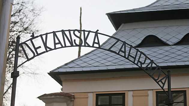 Obnově „děkanky“, k níž dojde letos, předcházelo minulý týden kácení nevyhovujících stromů.