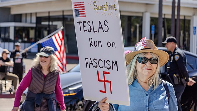 Protest proti společnosti Tesla ve městě Santa Barbara v Kalifornii (15. března 2025)