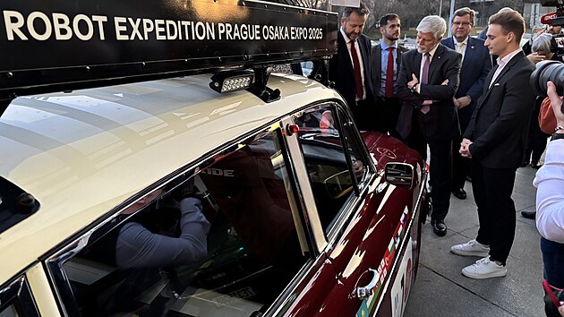 Setkání veteránů chystajících se na výpravu ROBOT Expedice Praha–Ósaka