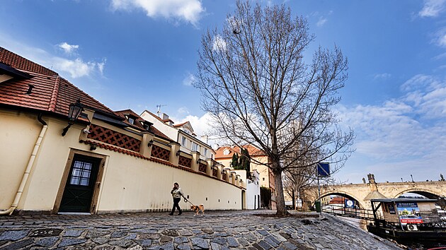 Od Karlova mostu k Lichtenštejnskému paláci po Náplavce Karla Schwarzenberga. Praha 1 navrhuje pojmenovat zhruba stometrové prostranství u Vltavy na Malé Straně po velikánovi české politiky. (11. března 2025)