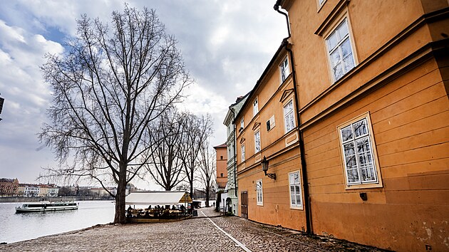 Od Karlova mostu k Lichtenštejnskému paláci po Náplavce Karla Schwarzenberga. Praha 1 navrhuje pojmenovat zhruba stometrové prostranství u Vltavy na Malé Straně po velikánovi české politiky. (11. března 2025)